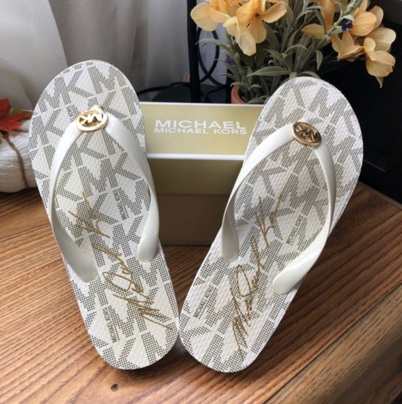 Michael Kors MK Flip Flops Open MK Monogram/Vanilla Women's Size 8 🌴 - Picture 1 of 6